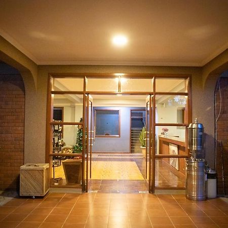 Summit Lodge Marombosa 外观 照片