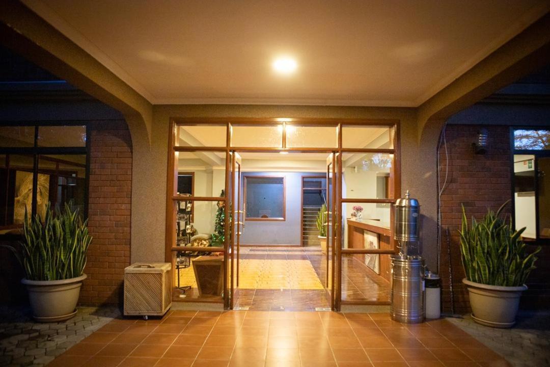 Summit Lodge Marombosa 外观 照片