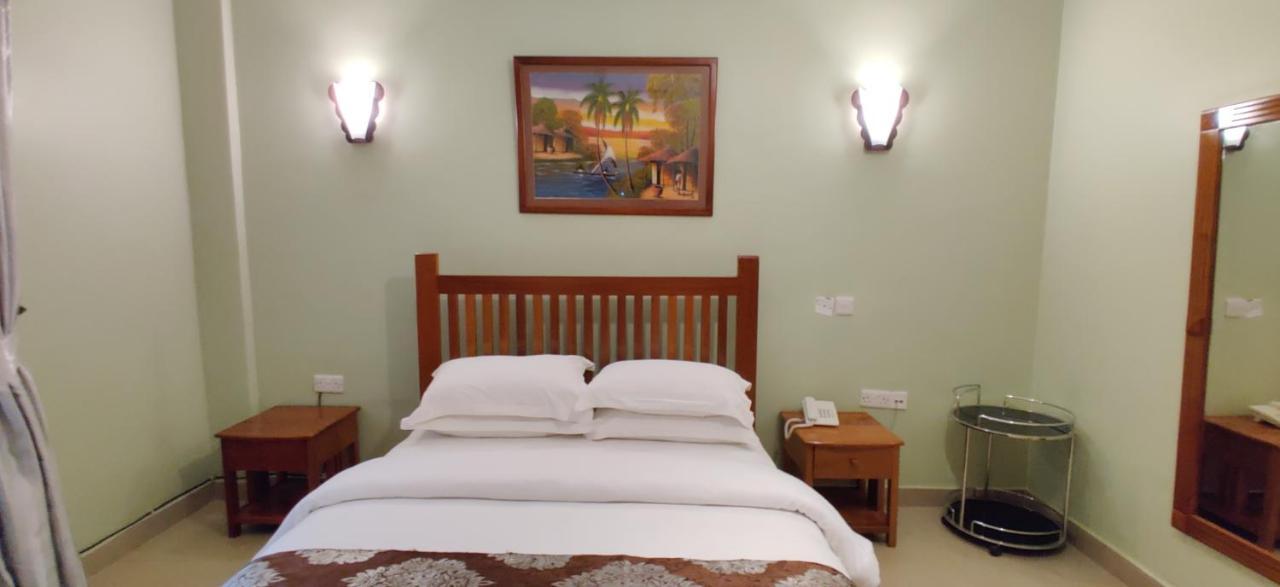 Summit Lodge Marombosa 外观 照片